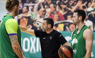 Navarro da instrucciones a Osetkowski y Kalinoski en un entrenamiento en Los Guindos./UNICAJA B. FOTOPRESS