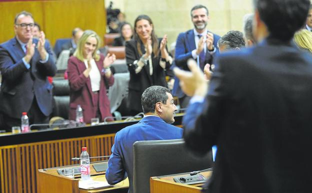 Los miembros de la comunidad y el gobierno saludan la intervención de Moreno. 