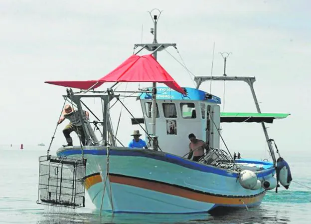 Un barco trabaja en aguas del Mediterráneo, una de las zonas más golpeadas por los recortes de la UE. 