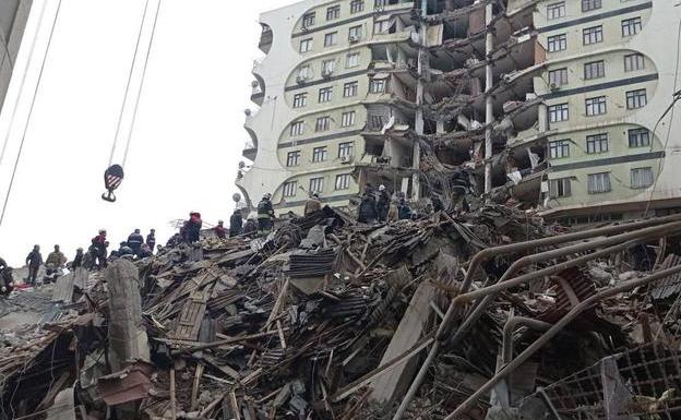 Algunos edificios afectados por el terremoto del lunes en Turquía y Siria han quedado en pie pero con serios daños/EFE