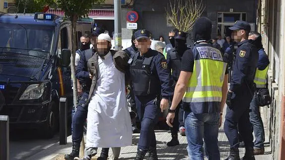 En Libertad Los Dos Detenidos En Barcelona Por Difundir Propaganda ...