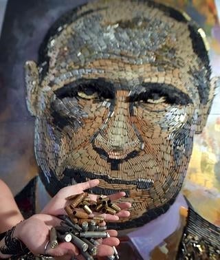 Una artista ucraniana crea un retrato de Putin con 5.000 cartuchos de