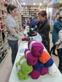 La tienda cuenta con una gran variedad de colores y tipos de lana. ::                             A.S.T./